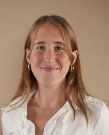 portræt af Emilie, som er frivillig